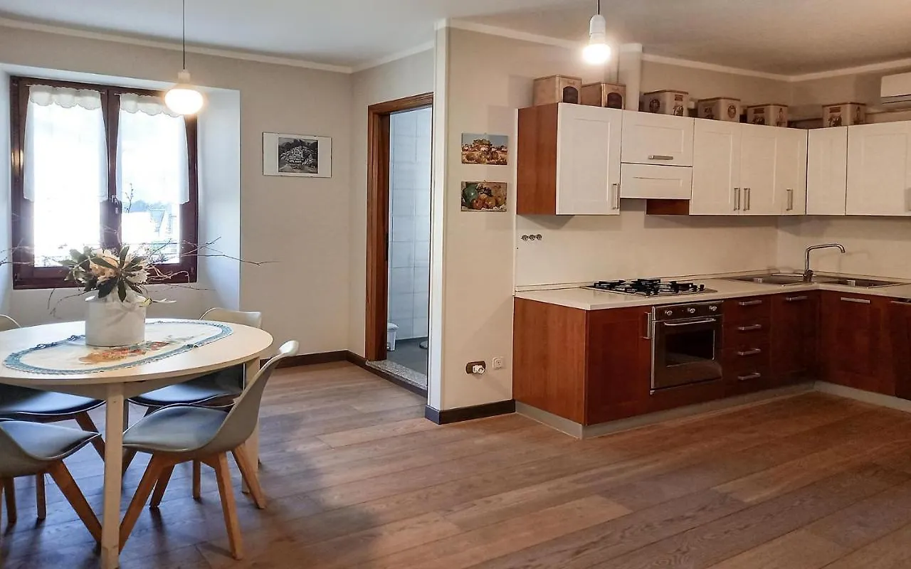 Apartment Case Vacanze Ai Burattini Adrara San Rocco Italy